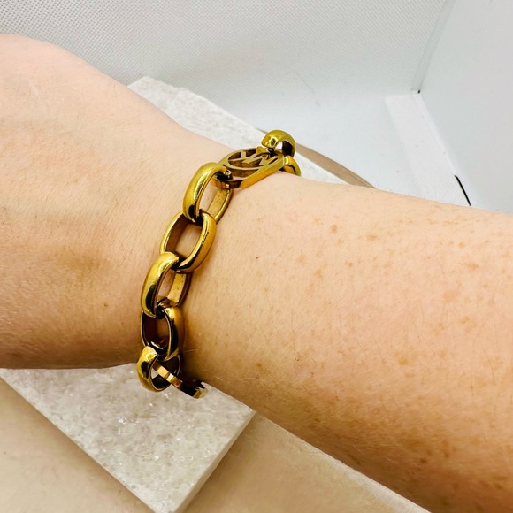 EUC Michael Kors Vintage Gold-Toned Chunky Linked Chain Toggle Bracelet - Picture 6 of 17